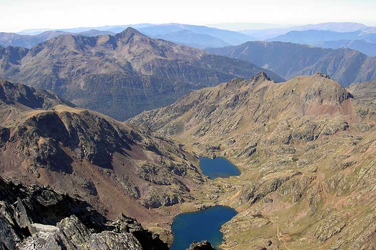 Estanys de Sotllo i Estats des del cim de la Pica