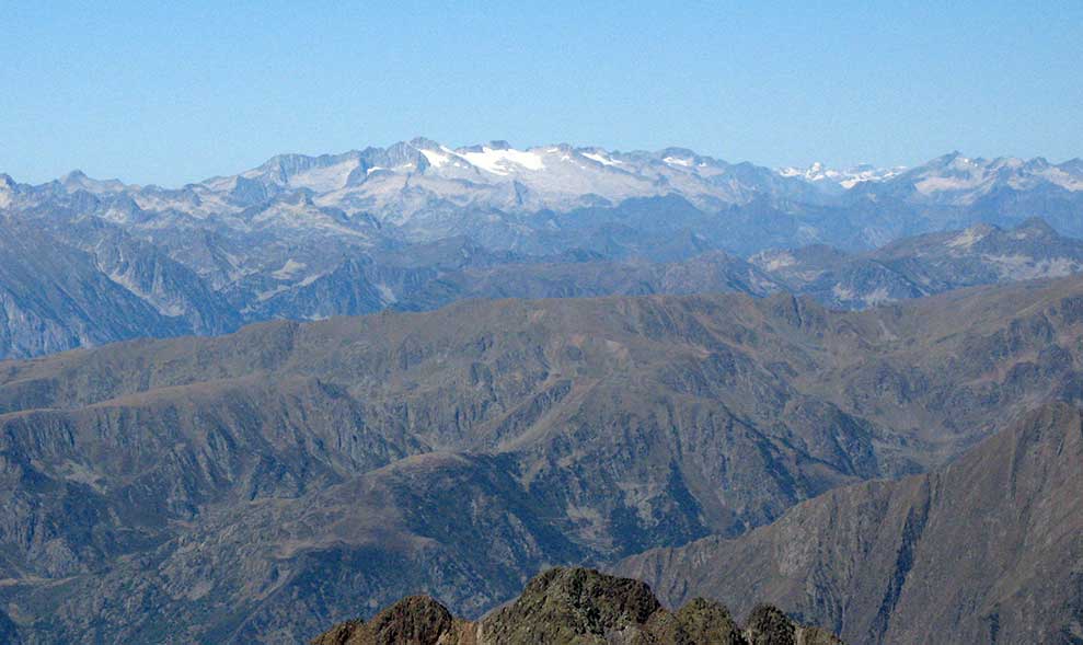 Vista de l'Aneto i la Maladeta al fons.