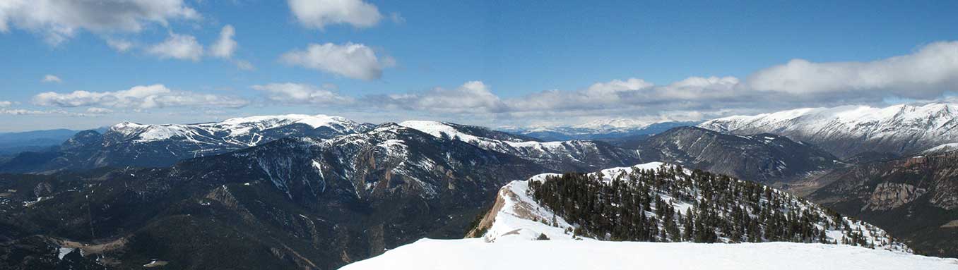 Panoràmica oest a l'esquerra el Port del Comte i la Serra del Verd al centre