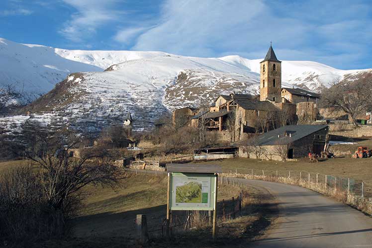 Vista del poble de Llessui