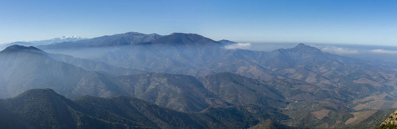 Panoràmica amb el Canigó a l'esquerra