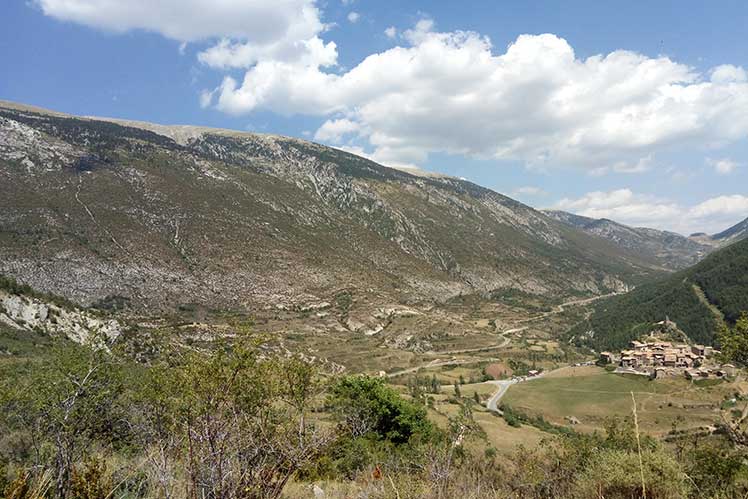 Cara sud del Cadí i el poble de Josa de Cadí