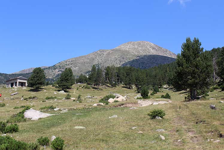 Refugi del Pradell i Tossal Bovinar al fons